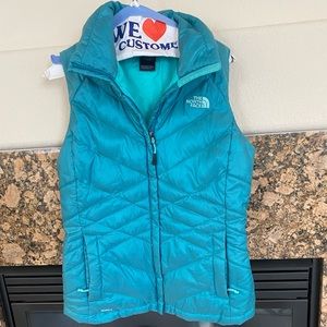 NORTH FACE WOMENS TURQUOISE PUFFER VEST SIZE SMALL- great condition!!